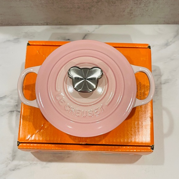 Le Creuset Dutch Oven with Bear Knob - Shell Pink - Picture 3 of 7